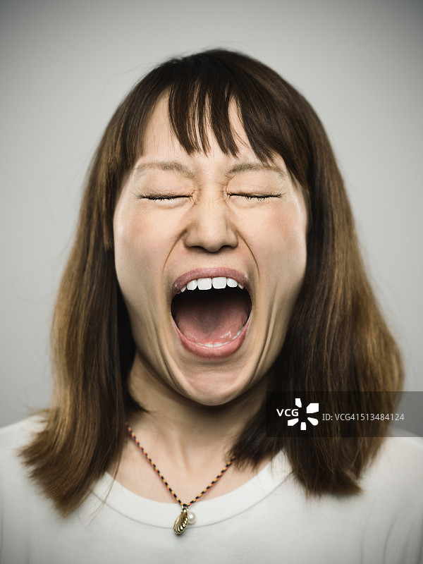 尖叫的年轻日本女人肖像图片素材