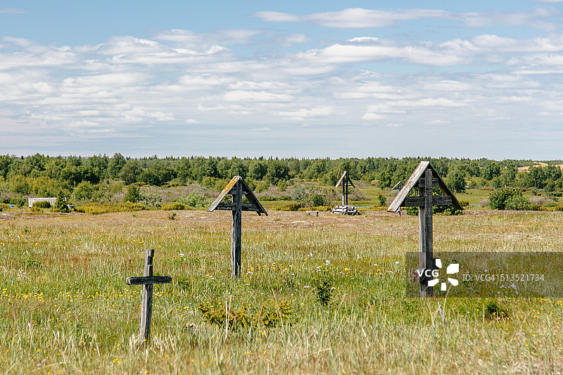 俄罗斯涅涅茨自治区普斯托焦尔斯克遗址上的古老墓地图片素材