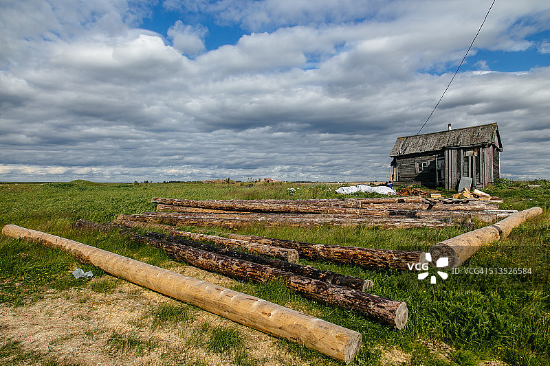 俄罗斯北部正在建设中的传统木屋，位于涅涅茨自治区乌斯季耶村图片素材