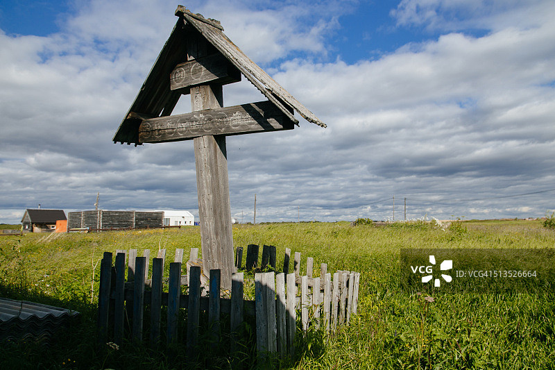 俄罗斯涅涅茨自治区乌斯季耶村的木制十字架图片素材