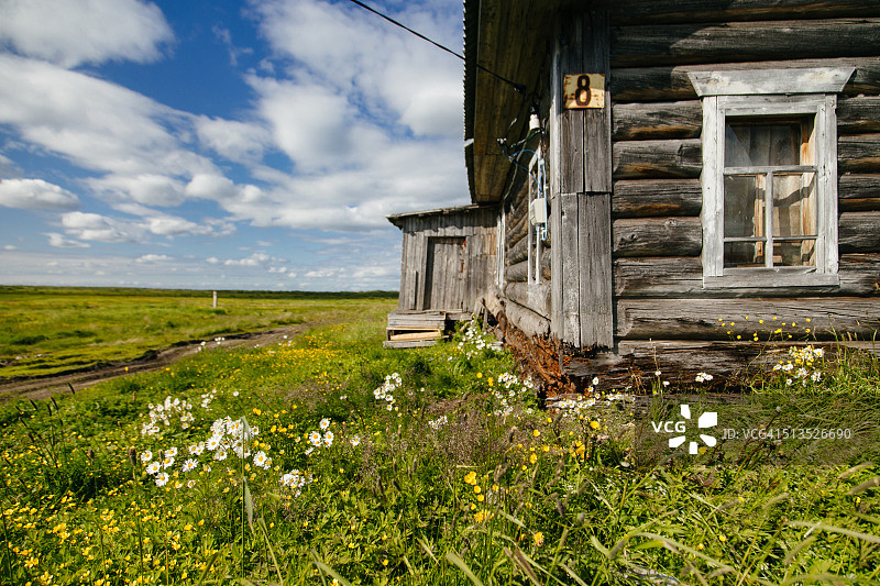 俄罗斯涅涅茨自治区乌斯季耶村的废弃木屋图片素材