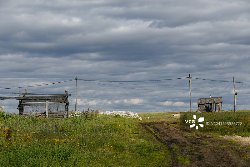 俄罗斯涅涅茨自治区乌斯季耶村的乡村景观图片素材