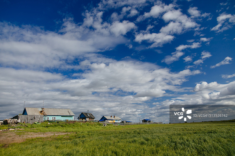 俄罗斯涅涅茨自治区乌斯季耶村的乡村景观图片素材