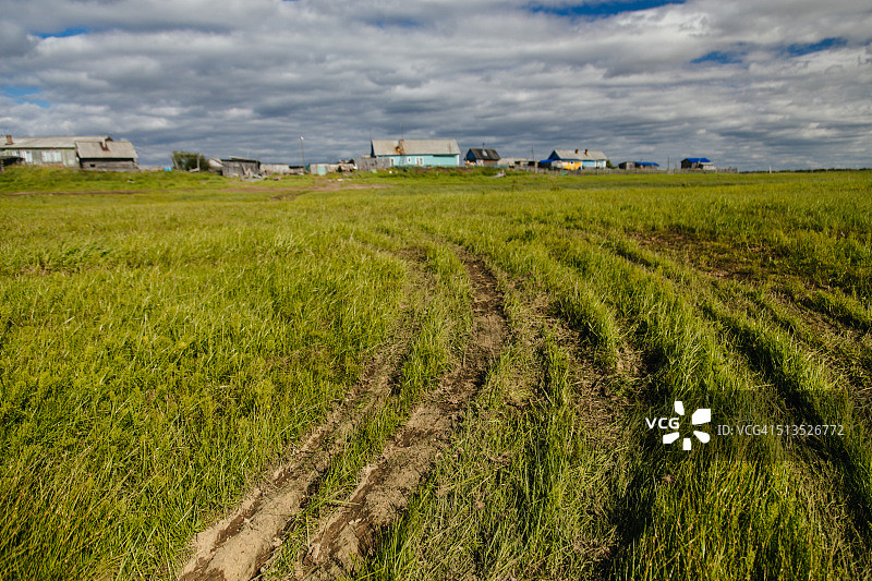 俄罗斯涅涅茨自治区乌斯季耶村附近的北极苔原上的土路图片素材