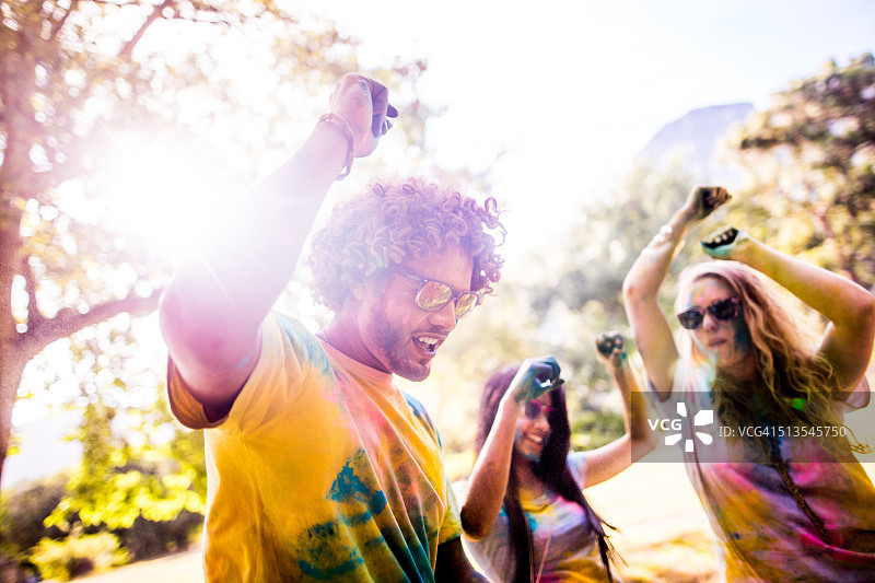 在公园庆祝胡里节的多元种族群体图片素材