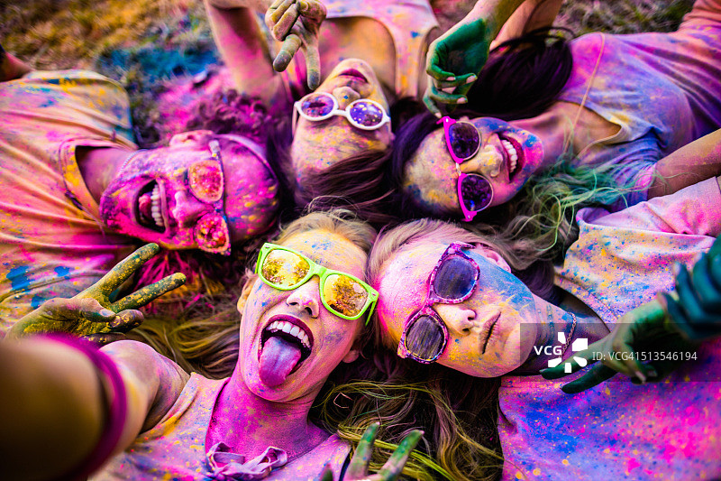 多民族在胡里节自拍图片素材