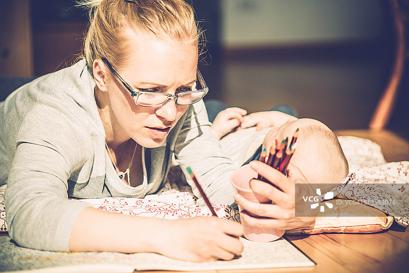 成人填色书 - 母亲和她的宝宝图片素材