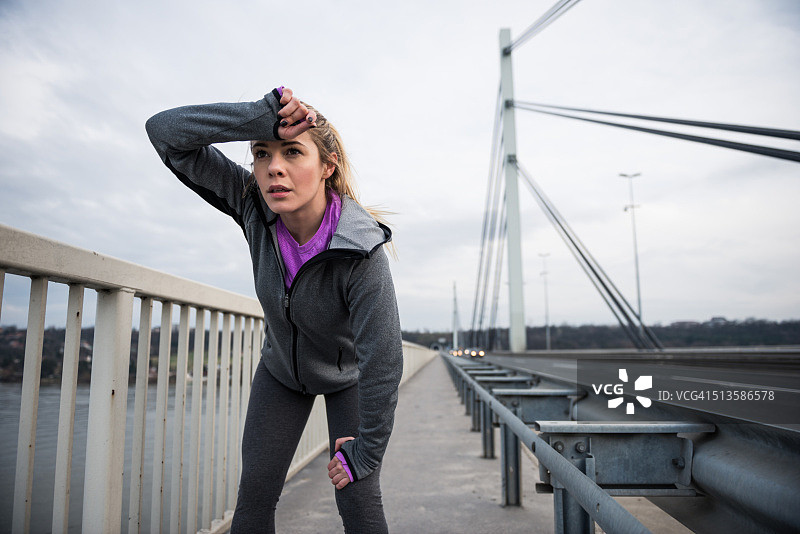 擦额头上的汗图片素材