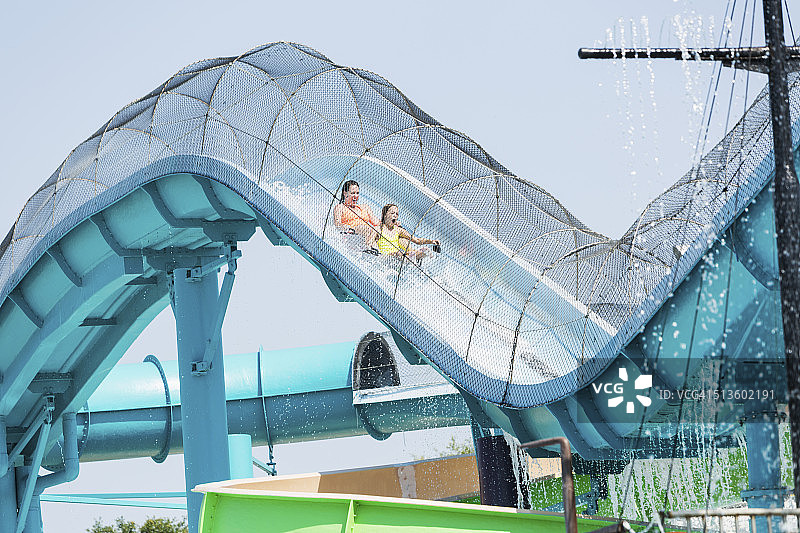 母女玩水滑梯图片素材