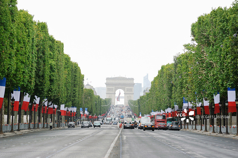 法国巴黎香榭丽舍大街在巴士底日前的旗帜装饰交通图片素材