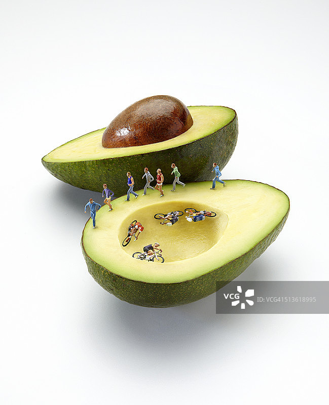 在牛油果赛车场/跑道上的迷你运动员图片素材