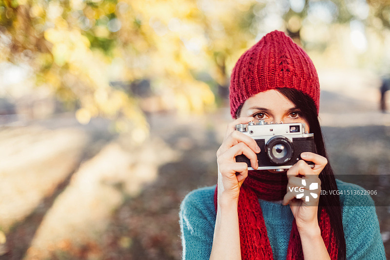 女人在城市公园拍照图片素材