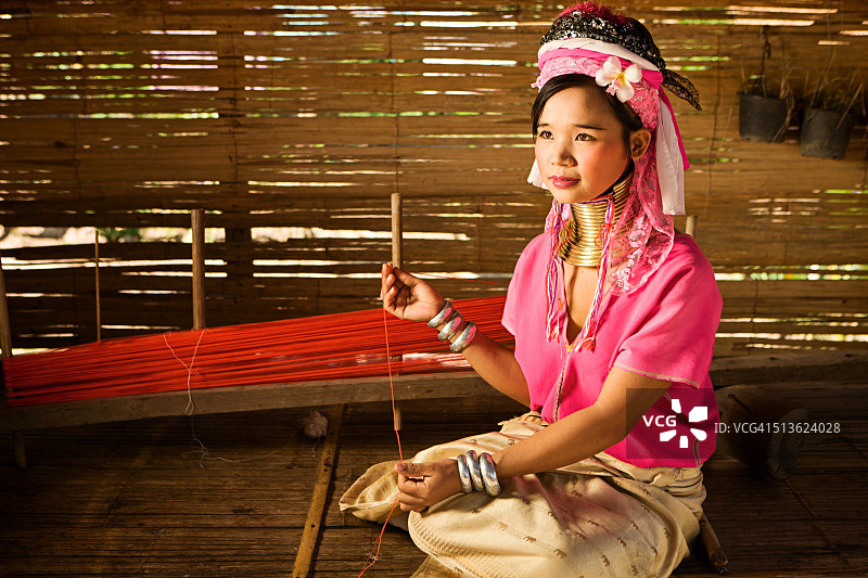 长颈喀伦族妇女肖像图片素材