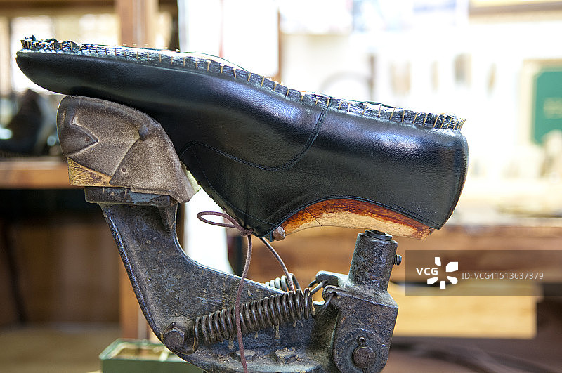 鞋楦里的手工鞋图片素材