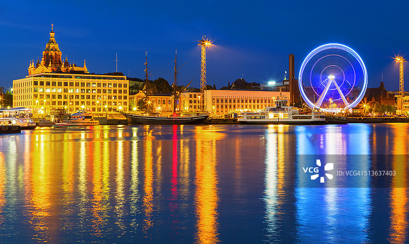 夜幕下的赫尔辛基港口和圣母升天主教座堂图片素材