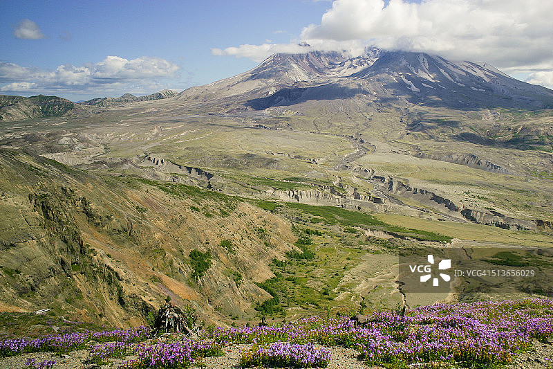 春季的圣海伦斯火山图片素材