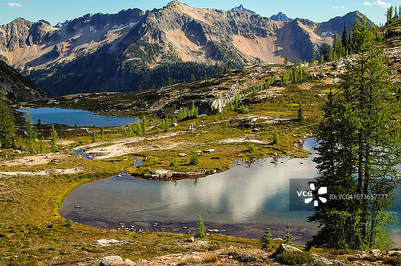 白雪皑皑的湖泊盆地图片素材