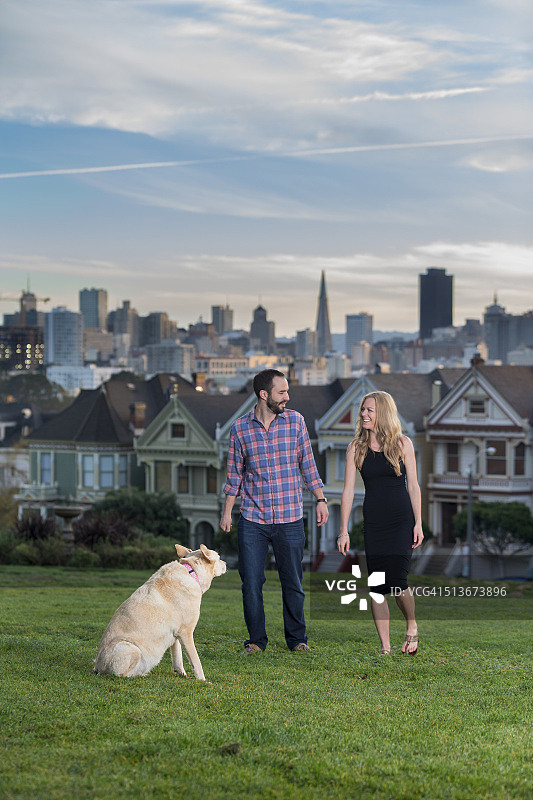 在旧金山阿拉莫广场的情侣图片素材