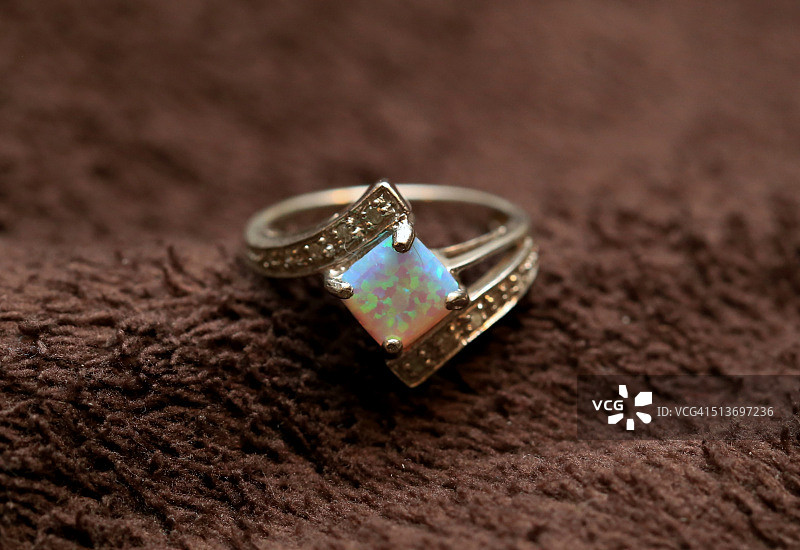 镶嵌蛋白石宝石的金色戒指图片素材