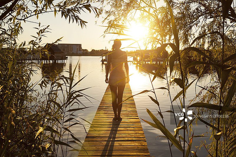 码头上的女人图片素材