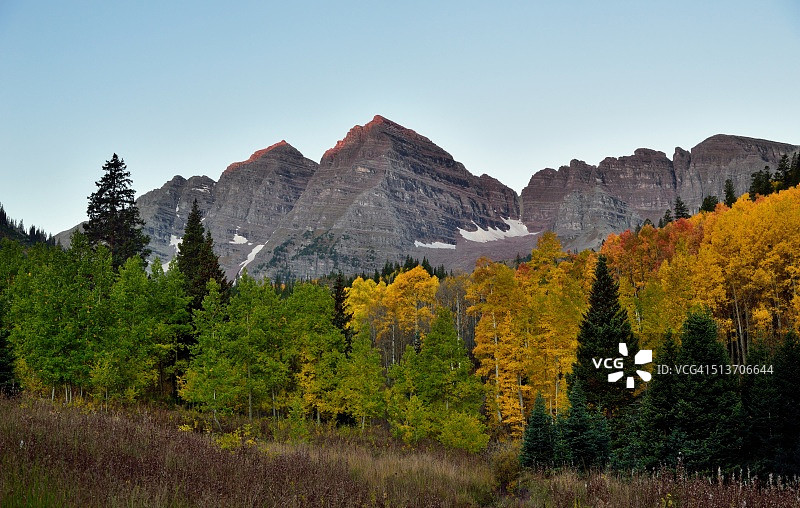 欣赏栗色钟和附近的山峰图片素材