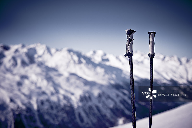 奥地利霍赫古格尔的滑雪杖和阿尔卑斯山图片素材