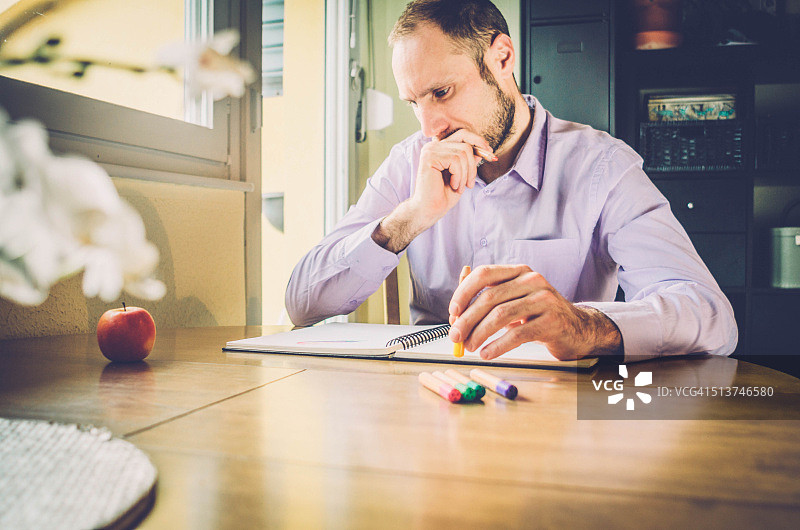 成人涂色书 - 年轻男人在家放松图片素材