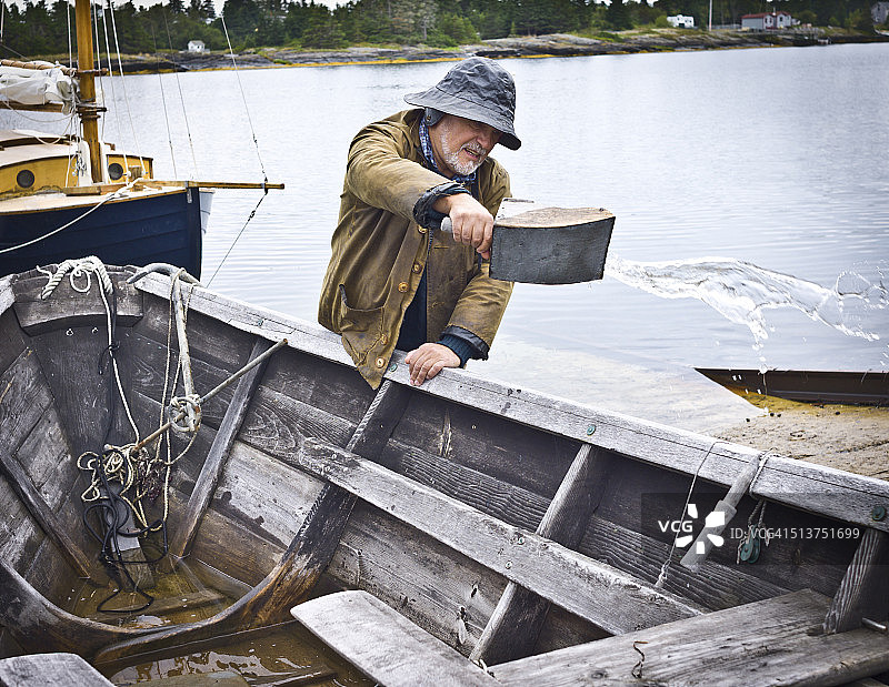 渔夫在马洪湾，新斯科舍省往多里船舀水图片素材