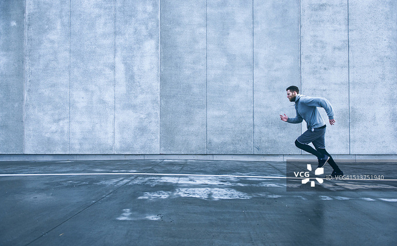 跑步者快速起跑图片素材