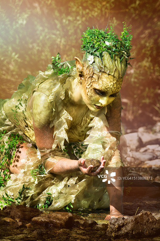 善良的水泽仙女在小溪中捡石头图片素材