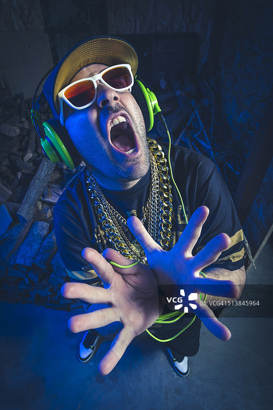 被困在车库里的八十年代风格疯狂DJ图片素材