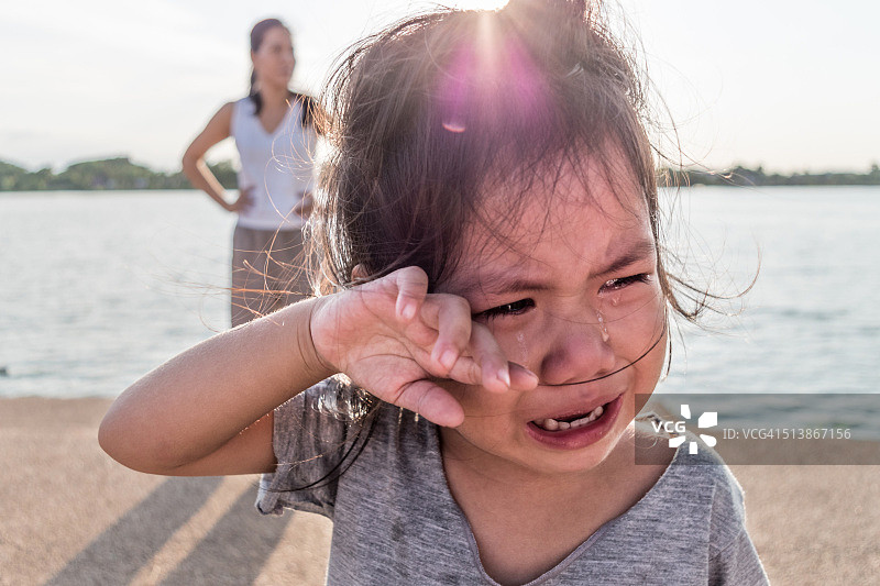 女孩在哭泣图片素材