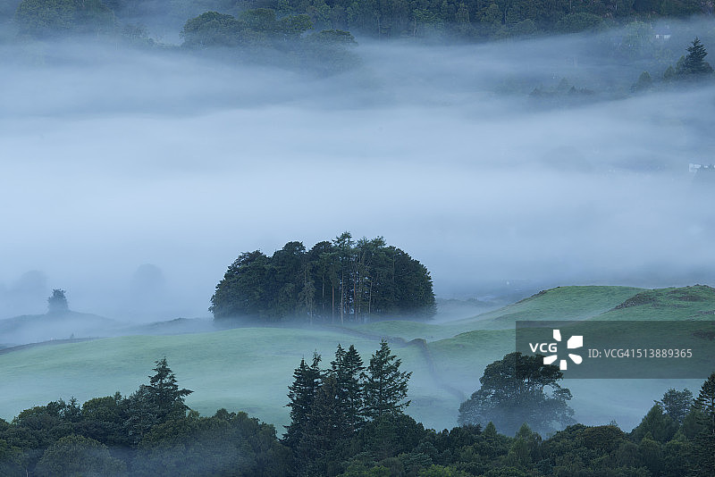 湖区晨雾图片素材