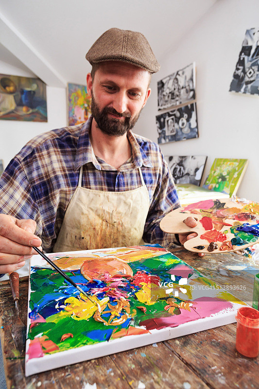 拿着调色板的艺术家图片素材