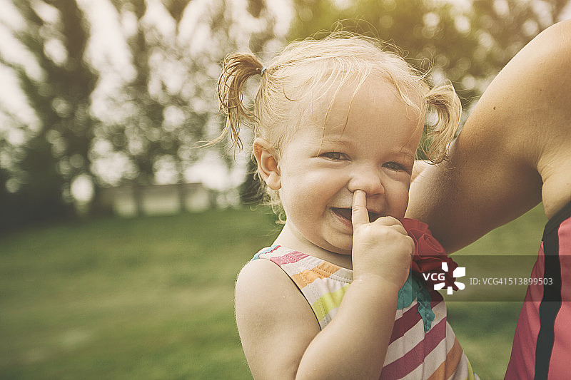 用手指挖鼻孔的女婴图片素材