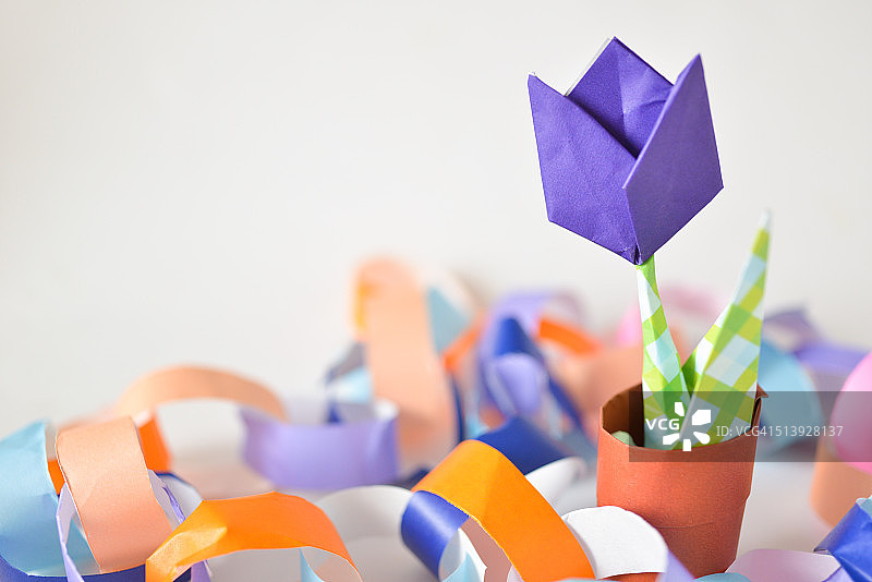 纸郁金香和链条图片素材