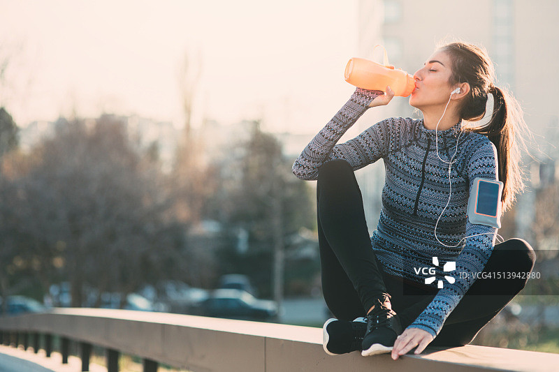 年轻女子喝水图片素材