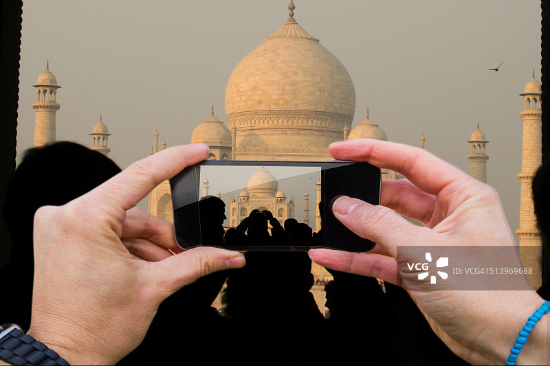 用智能手机拍摄印度泰姬陵游客图片素材