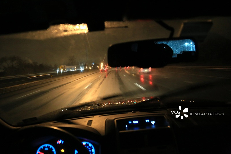 夜间行驶车辆POV图片素材