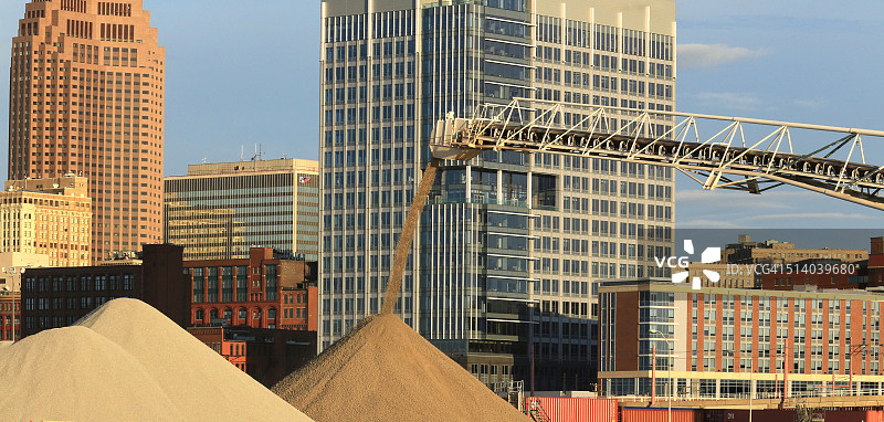 传送带卸货，背景为办公楼图片素材