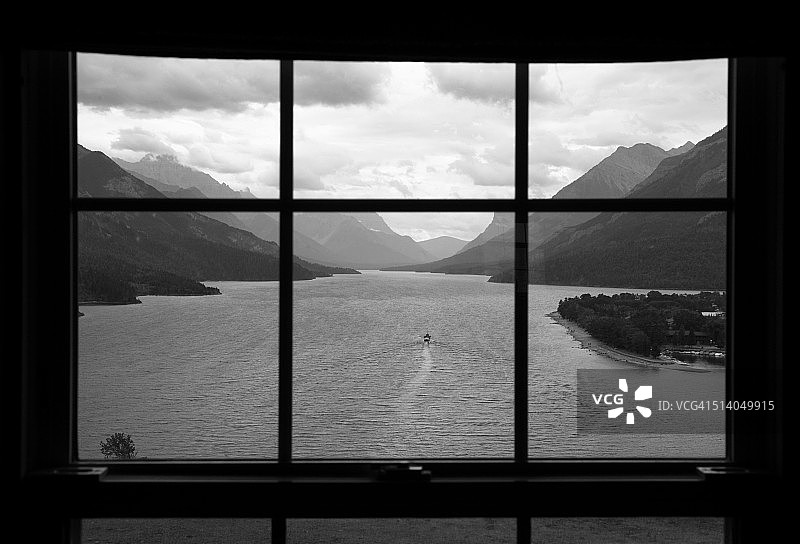 眺望窗外的湖景图片素材