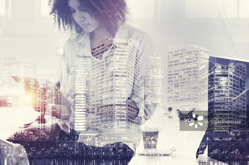 两位商人使用平板电脑工作图片素材