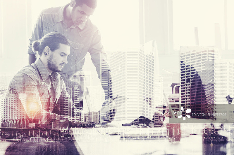 两位商人使用平板电脑工作图片素材