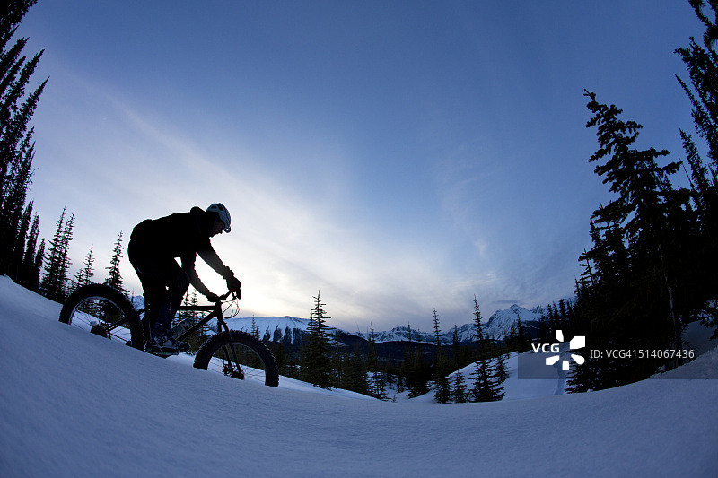 胖胎自行车日落骑行图片素材