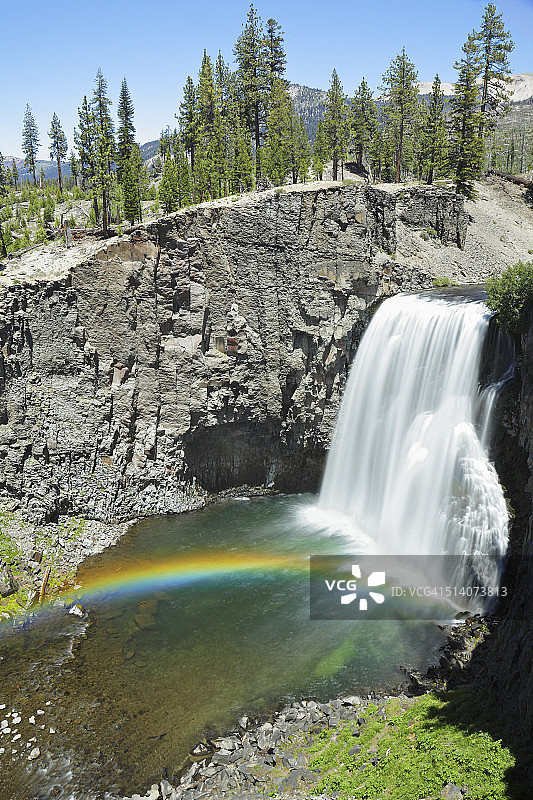 内华达山脉的彩虹瀑布图片素材