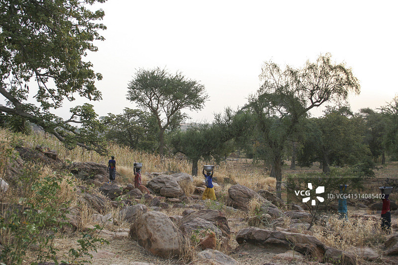 头顶运水的妇女图片素材
