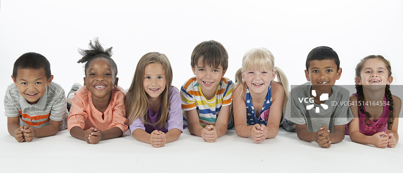 快乐的孩子们排成一排躺着图片素材