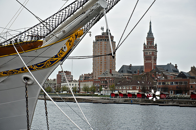 法国敦刻尔克城市景观与船图片素材