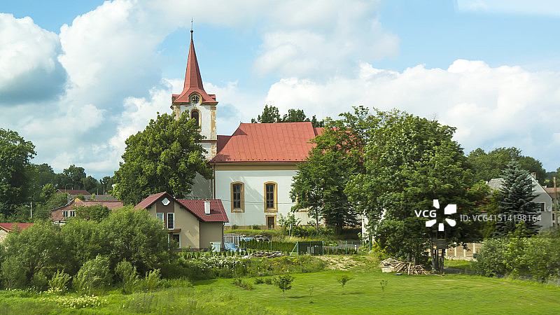 波西米亚乡村的教堂和周围环境，捷克共和国图片素材