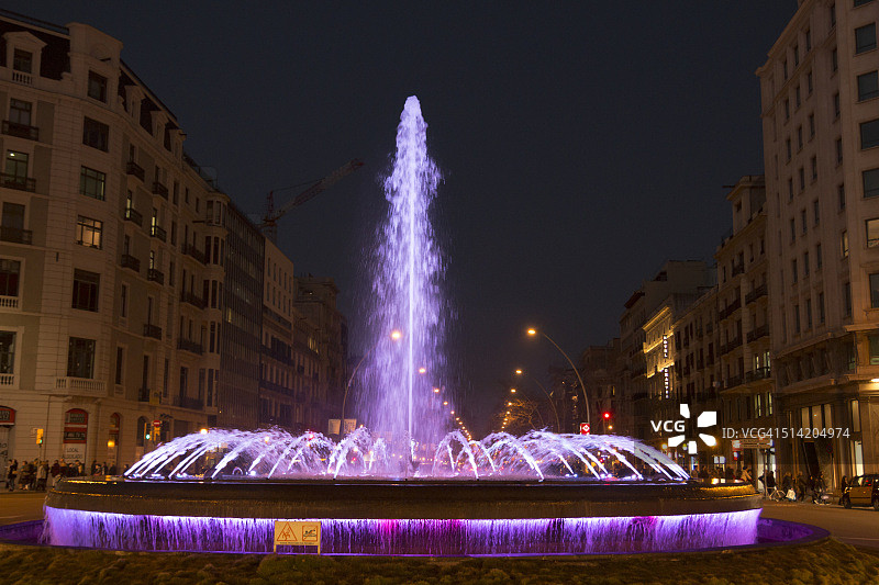 格拉西亚大道与格兰大道交叉口的照明喷泉图片素材